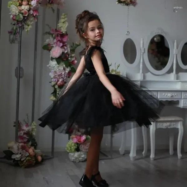 Vestidos de niña Vestido de flores negro Tul esponjoso con plumas Rebordear Sin mangas para boda Hasta la rodilla Vestidos de fiesta de primera comunión