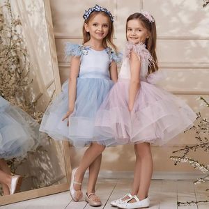 Robes à fleurs bleues pour filles, longueur aux genoux, plumes, robe de princesse bouffante pour enfants, mariage, anniversaire, fête de première Communion, 2024