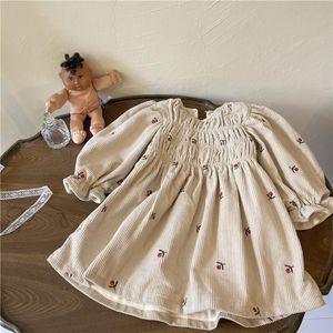 Vestidos de niña Los 2023 invierno para niñas de la niña, la pana de las niñas, espesas al estilo coreano, bordado, bordado de terciopelo, forro de terciopelo para niños.