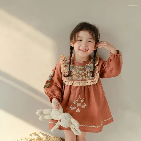 Robes de fille Robe de fille 2024 printemps été dentelle broderie évider rétro floral belle douce princesse style enfants vêtements pour