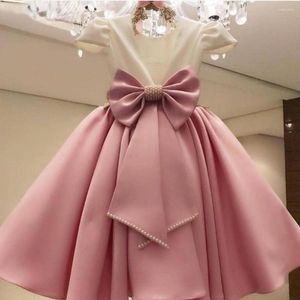 Vestidos de niña Perlas Puffy Ball Gown Vestido de comunión Rebordear Bow Belt Backless Baby Flower Cap Mangas O Neck Party