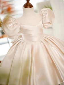 Robes de fille simple robe de fleur de satin pour le mariage à manches courtes longueur au genou avec arc belle enfant première fête d'anniversaire eucharistique