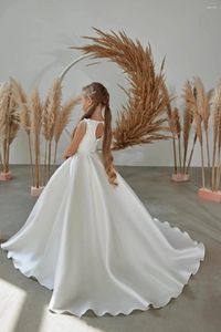 Robes de fille en satin blanc robe à fleurs de mariage frange perlée sans manches plissée simple anniversaire de première communion pour enfants