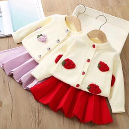 Vestidos de niña Suéter cálido para niña de invierno Conjunto de falda plisada Bordado de bebé Fresa Rebeca de manga larga Top Ropa de punto para niños