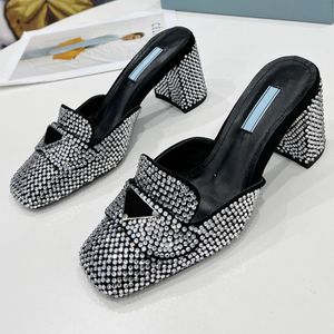 Chaussures à talons hauts pour fille avec logo triangulaire ou embellissement de perceuse ponctuelle Élégante fête noble généreuse Noël Versatile marque célèbre chaussures à talons hauts pointure 35-42