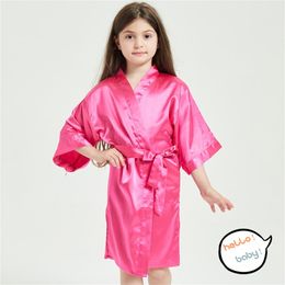 Fille pyjamas Kimono Robe de fête de mariage fleur bébé chemise de nuit solide serviette de bain nouvelle mode nuit jouer soie Satin peignoir enfants