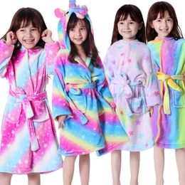 Robes de fille pour enfants hiver peignoir licorne pyjamas arc-en-ciel rose violet vêtements de nuit fille robe de chambre flanelle à capuche serviette Robe 240111