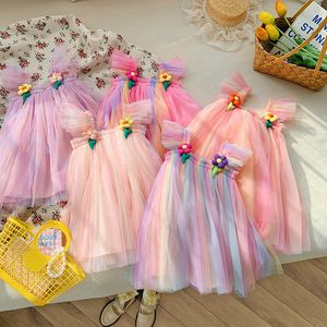 Vestidos de niña 1-6y Niñas Tulle Super Fairy Princess Vestidos Manga de mosca Arco iris Flor Pastel Vestido Niños Malla Puffy Fiesta de cumpleaños Vestidos 230803