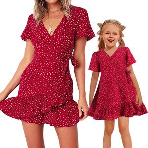 Robes de fille 2023 rouge maman et fille Dot robe à manches courtes vêtements famille Look tenues assorties fête de mariage maman moi col en V 230728