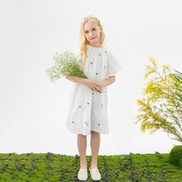 Girl S jurken 2023 Zomer tienermeisjes met voering borduurwerk babyset witte bloemen katoenen zusterkleding 7301 230331