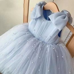 Robes de fille 2024 Nouvelle robe de balle de princesse pour enfants avec arc et conception de maille perlé pour le mariage anniversaire baptiste fêtard sans manches A3661 D240515