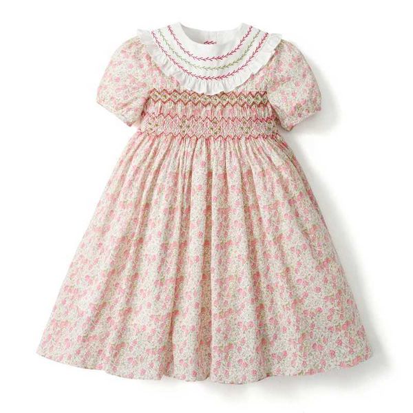 Robes de fille 2025 Fleur rétro Robe bébé fille Broidered Lignes de fumée respirante bouton de vêtements pour enfants Bandage Childrens Clothingl240508