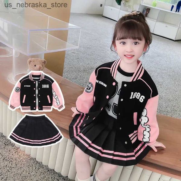 Robes de fille d'automne de baseball uniforme Set Childrens Veste fille et combinaison de ski plissée 2 pièces JK Set Spring Childrens Girl Robe Q240418