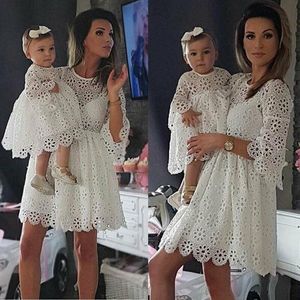 Robes de fille famille correspondant vêtements femmes robe en dentelle florale bébé fille Mini maman fête mère fille robes fille