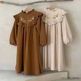 Robes de fille Nouveau style coréen Automne Girls Robes Broidered Flower Girls Robes décontractées Jupe princesse 2023 Vêtements pour enfants