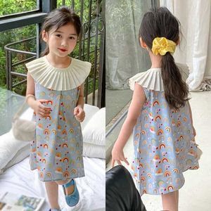 Meisjesjurken Summer Girl Dollar Mouwloze regenboog Gedrukte jurk Zoete schattige olieverfschilderij Simple Koreaanse kinderen Bloemen H240423