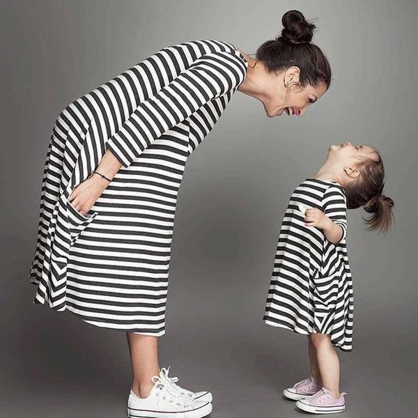 Vestidos de niña Verano Mamá y yo Conjunto familiar a juego Madre Hija Vestidos a rayas Ropa Mamá Vestido Niños Trajes para niños Mamá Bebé Niña Traje Z0223