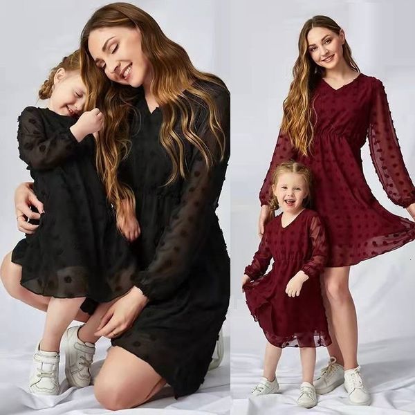 Robes de fille col en V mère fille correspondant famille ensemble printemps maman maman bébé maman et moi vêtements mode femmes filles robe en maille 230728