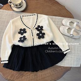 Gebreid vest voor meisjes Mode V-hals Bloem Parel Trui Jas Kinderen Koreaanse Casual Trui Top Korte Rok Tweedelige set 240131