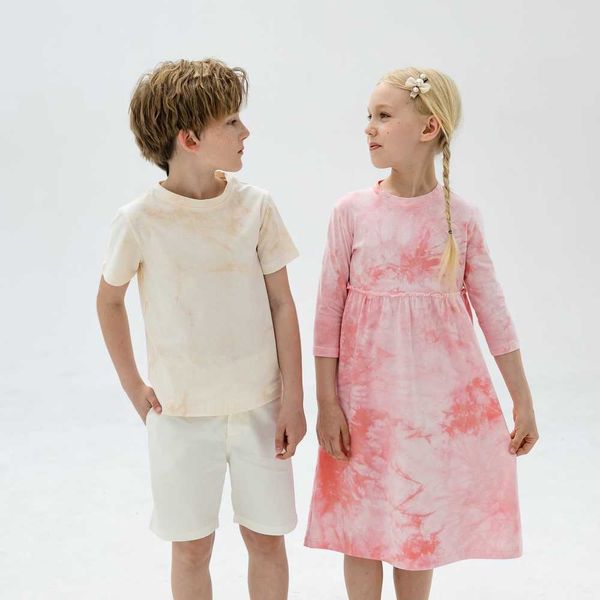 Nouvelle fille Tie Dye Print bébé adolescent filles robes mi-longues et garçons hauts famille correspondant 2022 été doux enfants marron rose vêtements # 7009 0131