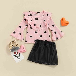 Conjunto de ropa de dos piezas para niña, conjunto de ropa con estampado de corazón de amor, volantes acampanados, Tops de manga larga, minifalda de cuero Pu para niños de 1 a 6 años G220217