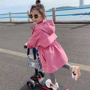 Vêtements d'automne pour filles Version coréenne pour enfants de la veste coupe-vent bébé jupe de manteau de style étranger 211204