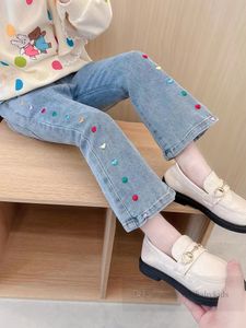 Niñas colorido amor corazón bordado jeans niños cintura elástica pantalones acampanados de mezclilla Día de San Valentín niños pantalones vaqueros rectos Z6499