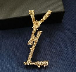 Diseñador de niñas Broche para mujer Pines Marca Carta de oro Broche de lujo Pin Traje Vestido Pines para dama Especificaciones Joyería de diseñador 4 * 7 CM Moda