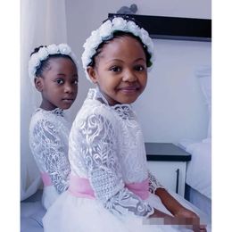 Robes de filles 2020 Fleur blanche Ruban Sash Biel Jewel Nou Lace Applique Manches longues en tulle Custom Made Girl Girl Communion Party Gown