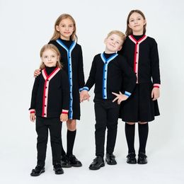 Mädchenkleider AP Streifen-Cardigan-Serie für Jungen und zweifarbige V-Ausschnitt-Familien-passende Kleidung Jugend- und Kindermode, Baumwolle, lässiges Set, Oberteil-Kleid 231122