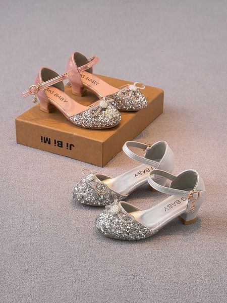 Girls Fashion Sandals High Heels Childrens Princesse Crystal Shoes Toes Toes enveloppé de strass Bow Kids for Wedding Party 240418