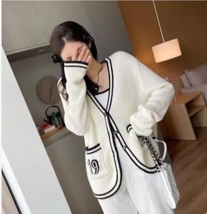 Girls Fashion Womens Designer Chandails de marque doux tricotés femmes cardigans femme lettres imprimées à la mode sweat-shirt noir blanc tricots hauts veste pulls