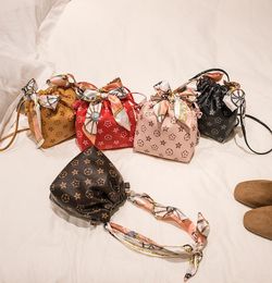 Niñas floral cambio monedero moda niños diseñador casual bufanda de seda bolsos de un solo hombro mujer estampado cubo bolsa niños arco mini bolsos F204