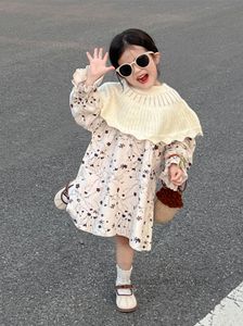 Meisjes bloemen gedrukt jurken met holle gebreide poncho 2 stks sets kids flare mouw prinses jurk 2024 lente kinderkleding Z6614