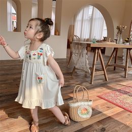 Girls Flower geborduurde jurk zomer retro vliegende mouw prinses jurken 3-7 jaar kinderen casual kleding mode Vestidos 220426