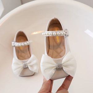 Zapatos de boda de flores para niñas, zapatos planos para bebés y niños, zapatos de princesa Mary Jane con cuentas, zapatos de vestir con tiras de perlas, fiesta de baile para niños pequeños 240226