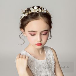 Niñas flores corona corona boutique perlas flores nupciales diademas de boda día del niño desfile guirnalda mujeres accesorios para el cabello Z6179