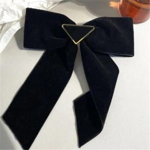 Girls Hair Clip Luxury Designer Bow Hairclips fermoir en chevaux à coiffure fixe Classe de cheveux Triangle Letters de la pince de printemps