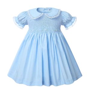 Meisjes handgemaakte gesmokte blauwe katoenen jurk kinderen smokkeren baby borduurwerk Peter pan kraag frok 210615