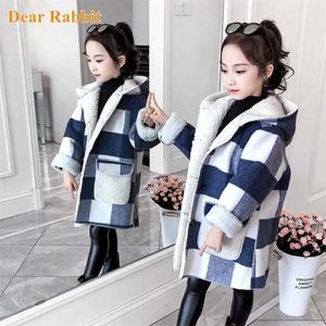 Filles Vestes Automne Hiver Vêtements Moyen Long Modèles Fille coupe-vent Plaid Épaissie Agneau Mode Enfants Manteaux En Tissu De Laine 211204