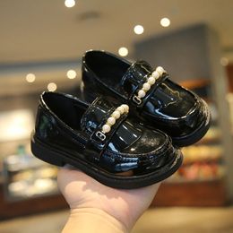 Zapatos de cuero para niñas para la fiesta de la escuela Boda niños mocasines negros Niños Slip-On Flats Fashion British Style Pearls Beading 240516