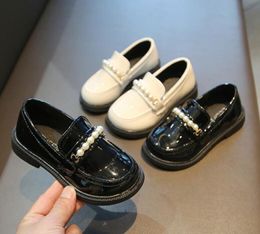 Meisjes leren schoenen voor schoolfeest Bruiloft Kinderen Zwarte loafers Instappers Kinderen Flats Mode Britse stijl Parels Kralen Nieuw