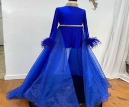Girls à manches longues Robes de concours 2022 Trime de plumes Régère courte avec sur-jupe préadolescent