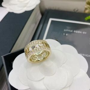 Chicas Lujo Diseñador original Diamante completo Anillo hueco grueso Extravagante Letra de oro de 18 quilates Anillos Logotipo de mujer Grabado Joyería de boda Regalos de fiesta para dama 6 7 8