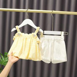 La tenue de filles set des vêtements d'été pour enfants pour un short blanc à suspension jaune ensemble pour enfants bébé 240410