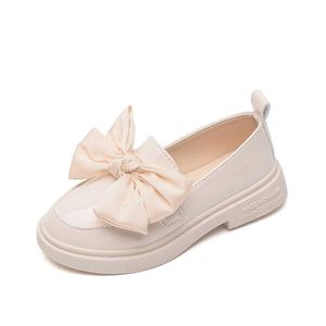 Zapatos de princesa para niñas 2021 Nuevos zapatos de cuero con nudo de arco Estilo británico Zapatos de suela suave Pisos para niños Estudiante de verano Dulce Lindo X0703