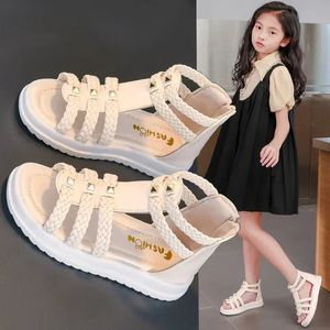 Meisjes Romeinse sandalen open teen gevlochten solide kleur hightop eenvoudige klinknagels zomer holle platte casual schoenen kinderen mode y240420