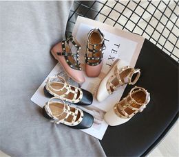 Livraison gratuite filles chaussures romaines 2020 printemps nouvelle annonce rivet bouche fille chaussures plates en cuir de mode chaussures à fond souple bébé chaussures