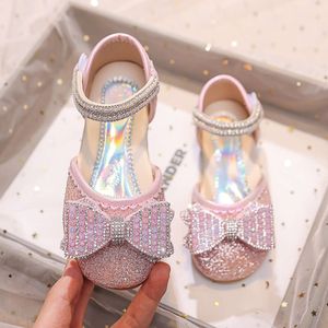 Girls Sandals 2023 Kinderen Mary Janes voor feest trouwshows Zomer Nieuwe tenen Wrapped Shine Rhinestones Bow Princess Kids Shoes