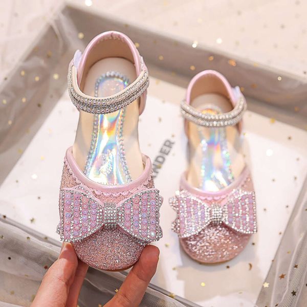 Girls Sandals 2023 Enfants Mary Janes pour la fête Shows Summer Summer New Toes Emballage Shine Rimestones Bow Princess Kids Chaussures